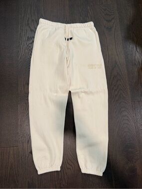Fear of God Essentials Cream Sweatpants.          Send me an offer !